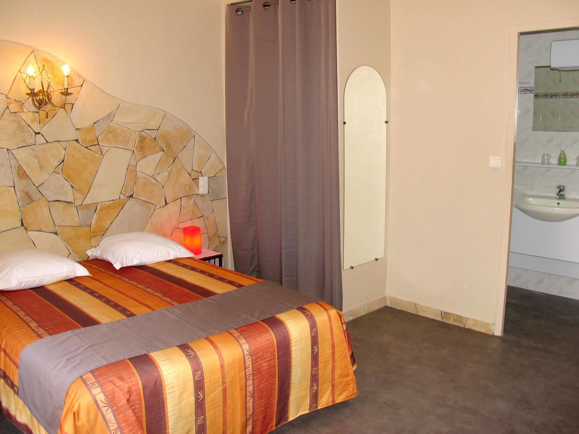 Hotel Et Studios Les Amandiers Saint-Raphaël Екстериор снимка