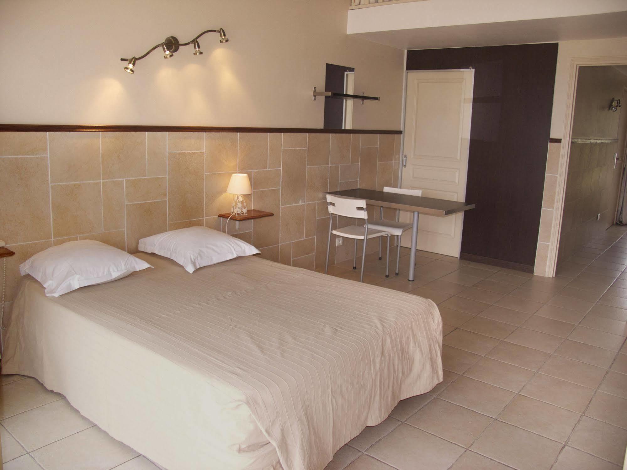 Hotel Et Studios Les Amandiers Saint-Raphaël Екстериор снимка
