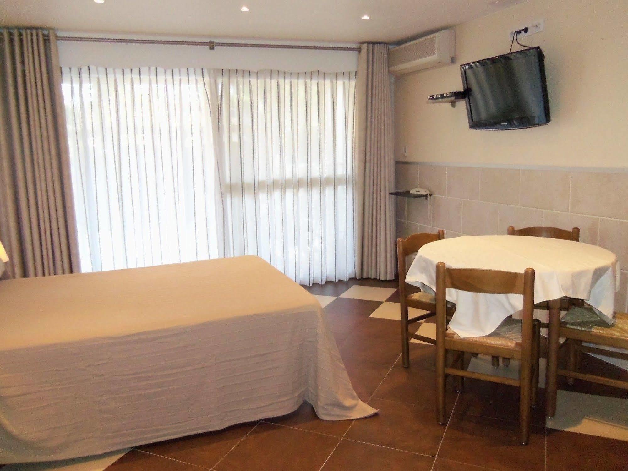 Hotel Et Studios Les Amandiers Saint-Raphaël Екстериор снимка