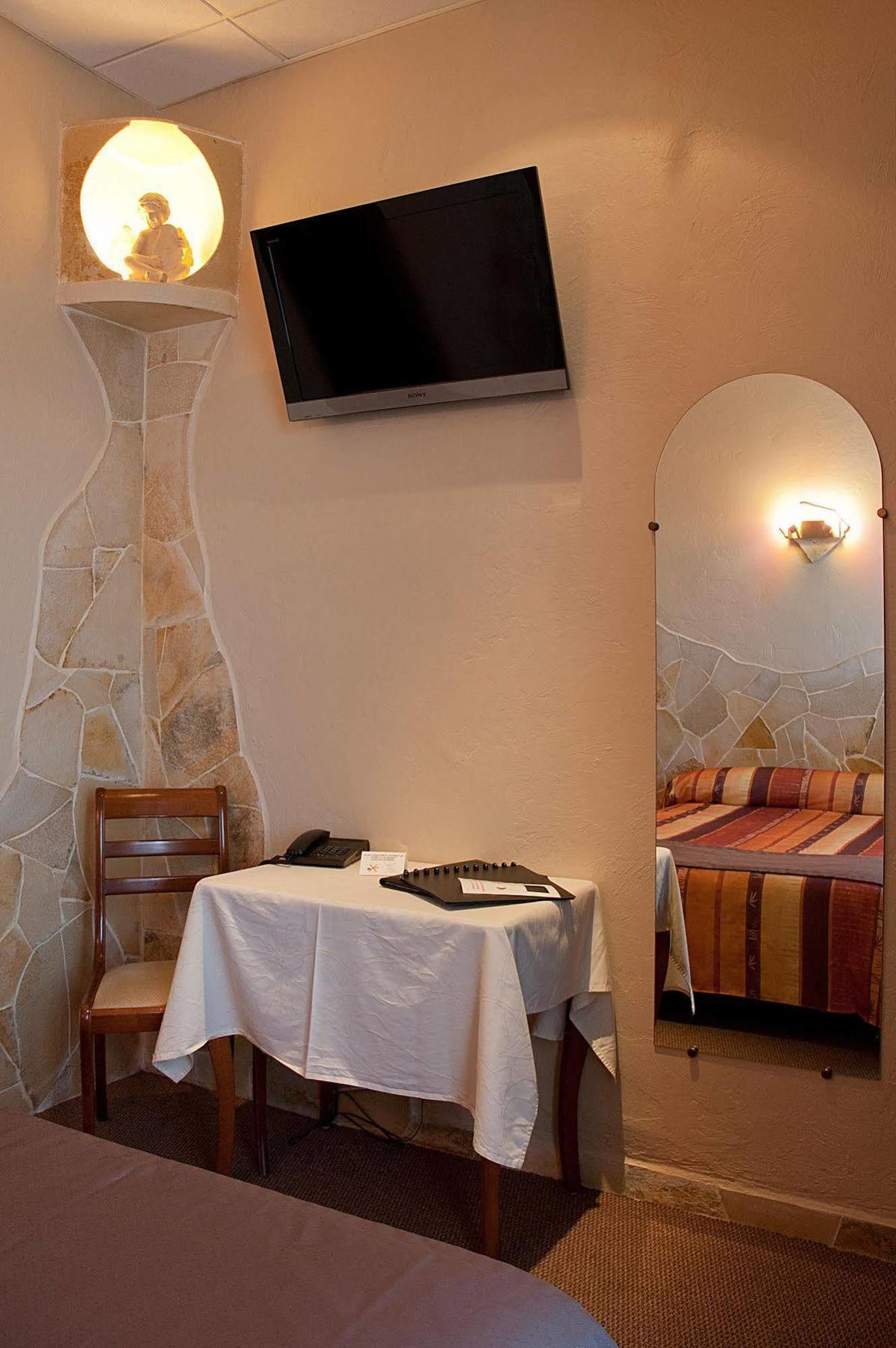 Hotel Et Studios Les Amandiers Saint-Raphaël Екстериор снимка