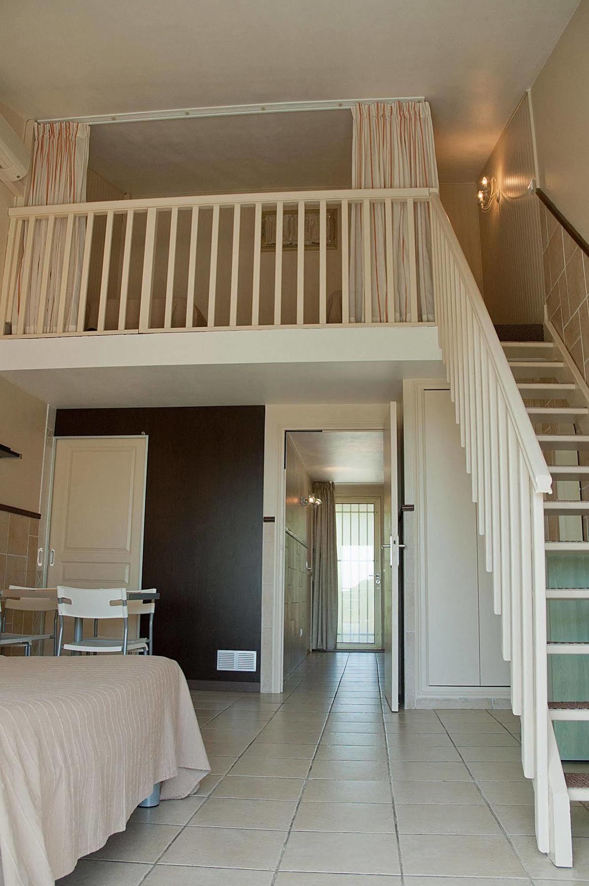 Hotel Et Studios Les Amandiers Saint-Raphaël Екстериор снимка