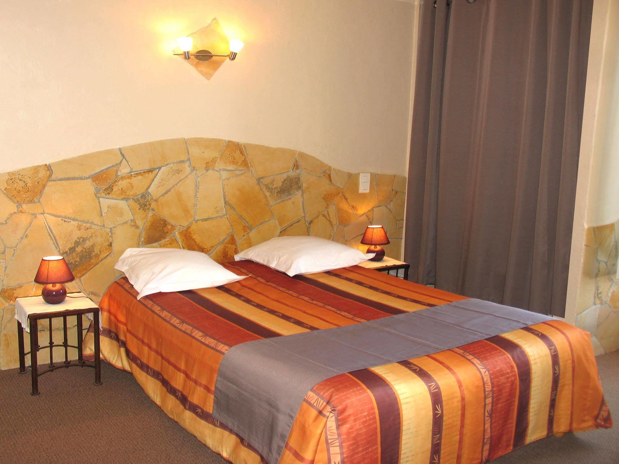Hotel Et Studios Les Amandiers Saint-Raphaël Екстериор снимка
