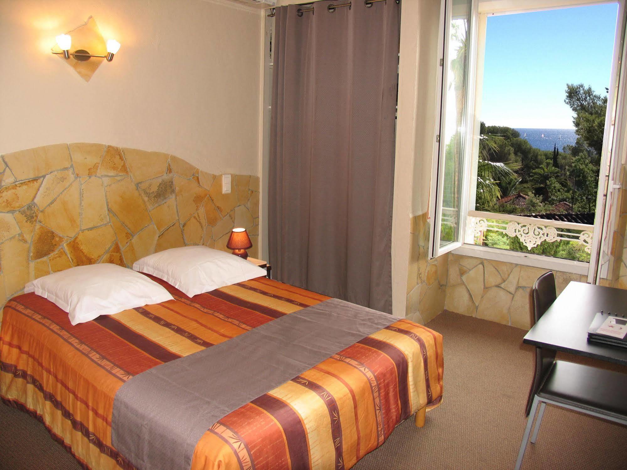 Hotel Et Studios Les Amandiers Saint-Raphaël Екстериор снимка