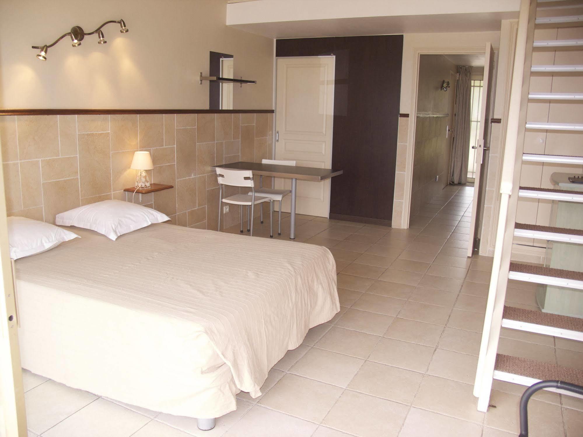 Hotel Et Studios Les Amandiers Saint-Raphaël Екстериор снимка
