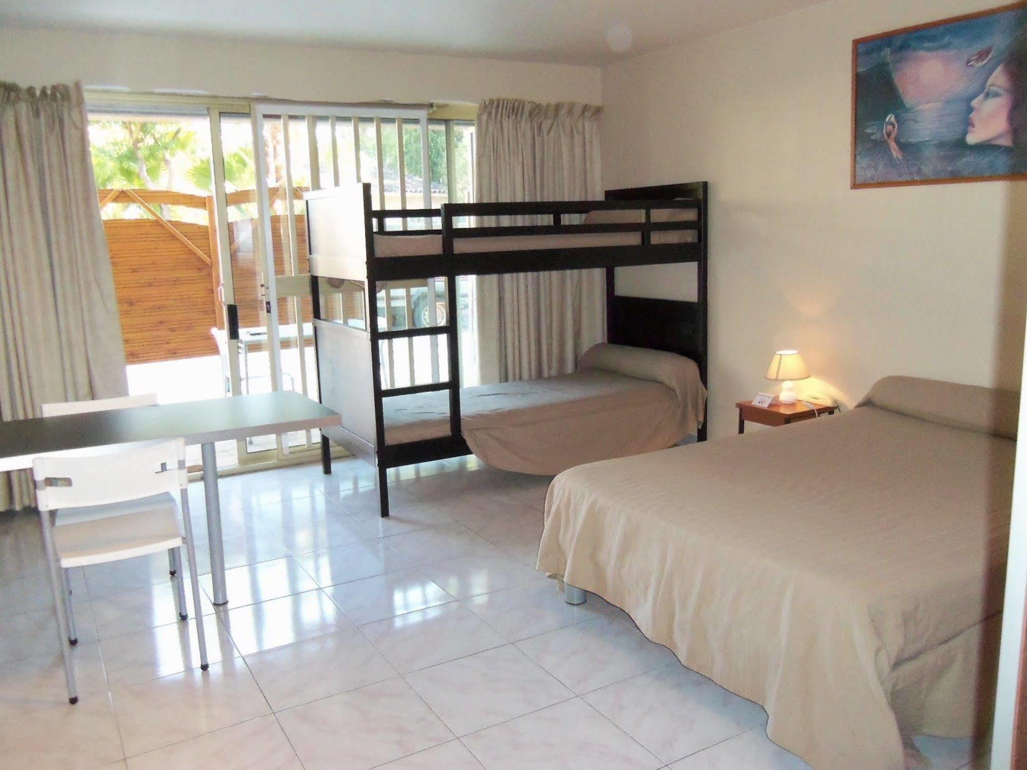 Hotel Et Studios Les Amandiers Saint-Raphaël Екстериор снимка