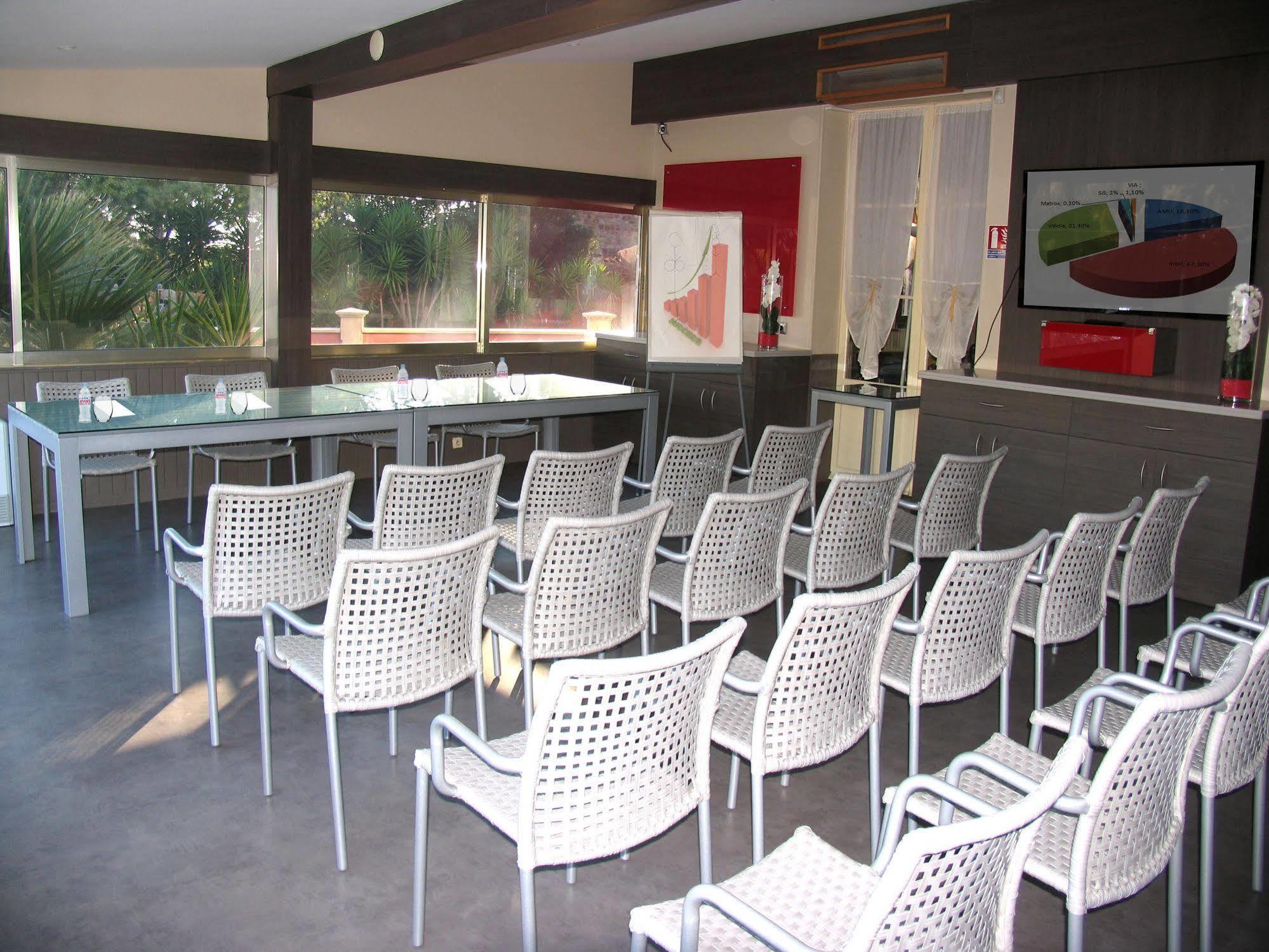 Hotel Et Studios Les Amandiers Saint-Raphaël Екстериор снимка